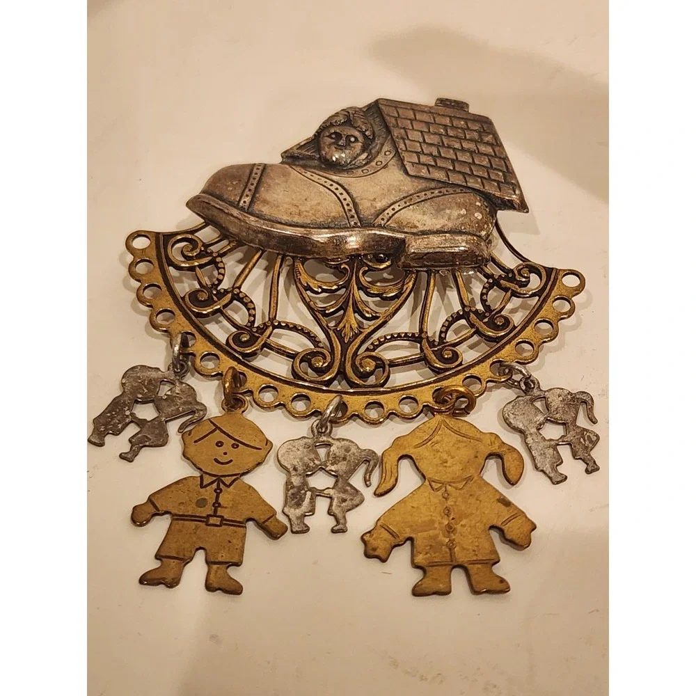 Rare Vintage Old Woman Who Lived in a Shoe‎ Pin Brooch Charms Family